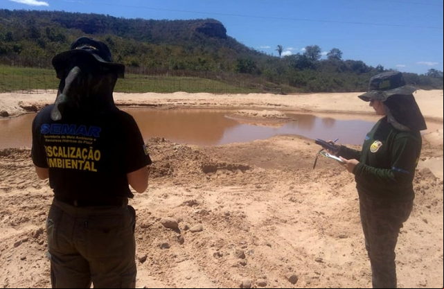 Semar flagra extraÃ§Ã£o ilegal de areia no leito do Rio CanindÃ©