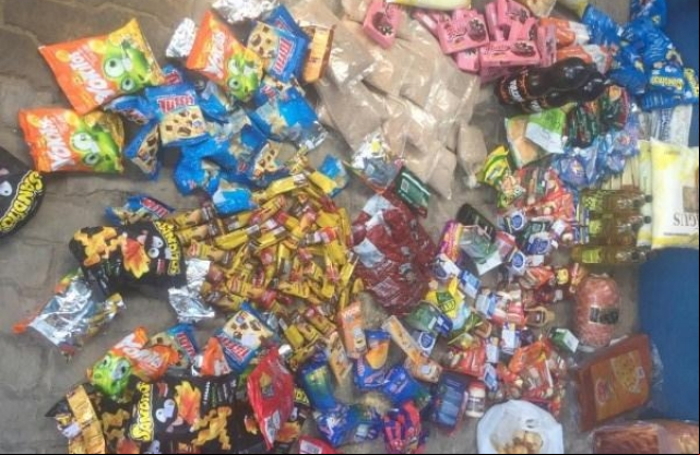 VigilÃ¢ncia SanitÃ¡ria apreende meia tonelada de alimentos vencidos 

