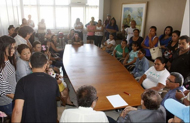 MÃ£o Santa recebe  famÃ­lias de baixa renda  beneficiadas com lotes de terra