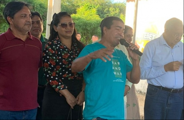 PrÃ©-candidata a vereadora de Teresina Fernanda Freitas e o Prefeito Dr. Pessoa participam de solenidade de pavimentaÃ§Ã£o asfÃ¡ltica