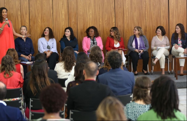 Mulheres ocupam 34% de cargos alta de lideranÃ§a no setor pÃºblico
