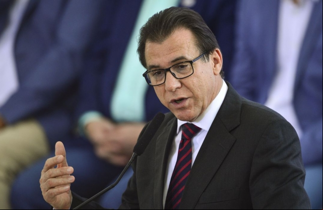 Ministro defende liberaÃ§Ã£o de verba do FAT para alunos do ensino mÃ©dio
