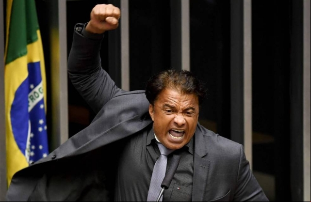 Professor apanha de deputado e seguranÃ§as