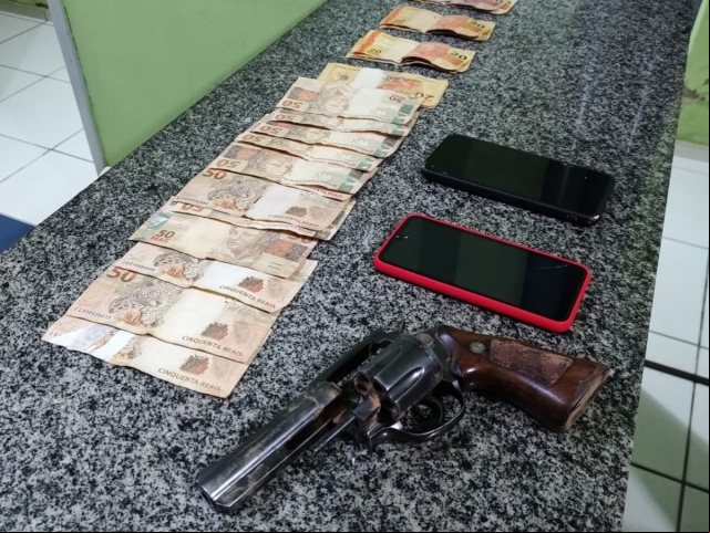 PolÃ­cia investiga se dinheiro encontrado com casal morto em SimplÃ­cio Mendes era pagamento de execuÃ§Ã£o