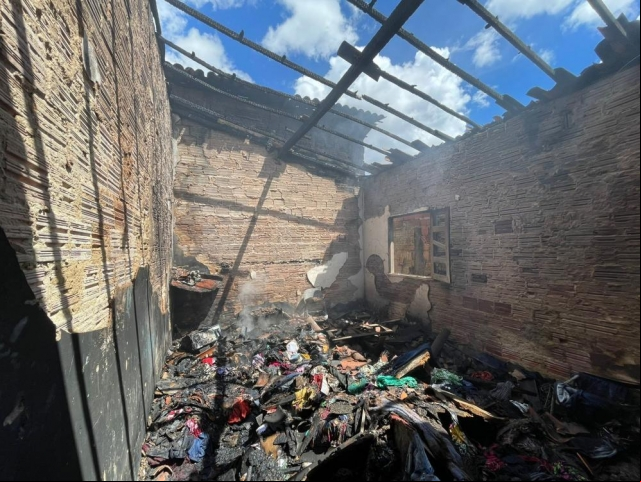 Curto-circuito provoca incÃªndio em residÃªncia 